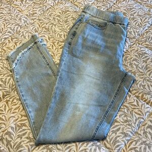 ISAAC MIZRAHI Slim Leg Ankle Jeans with Fringed Hem